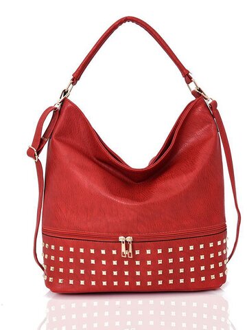 Hledáte originální a neobvyklý dárek? Obdarovaného zaručeně překvapí Červená vybíjená kabelka na rameno 